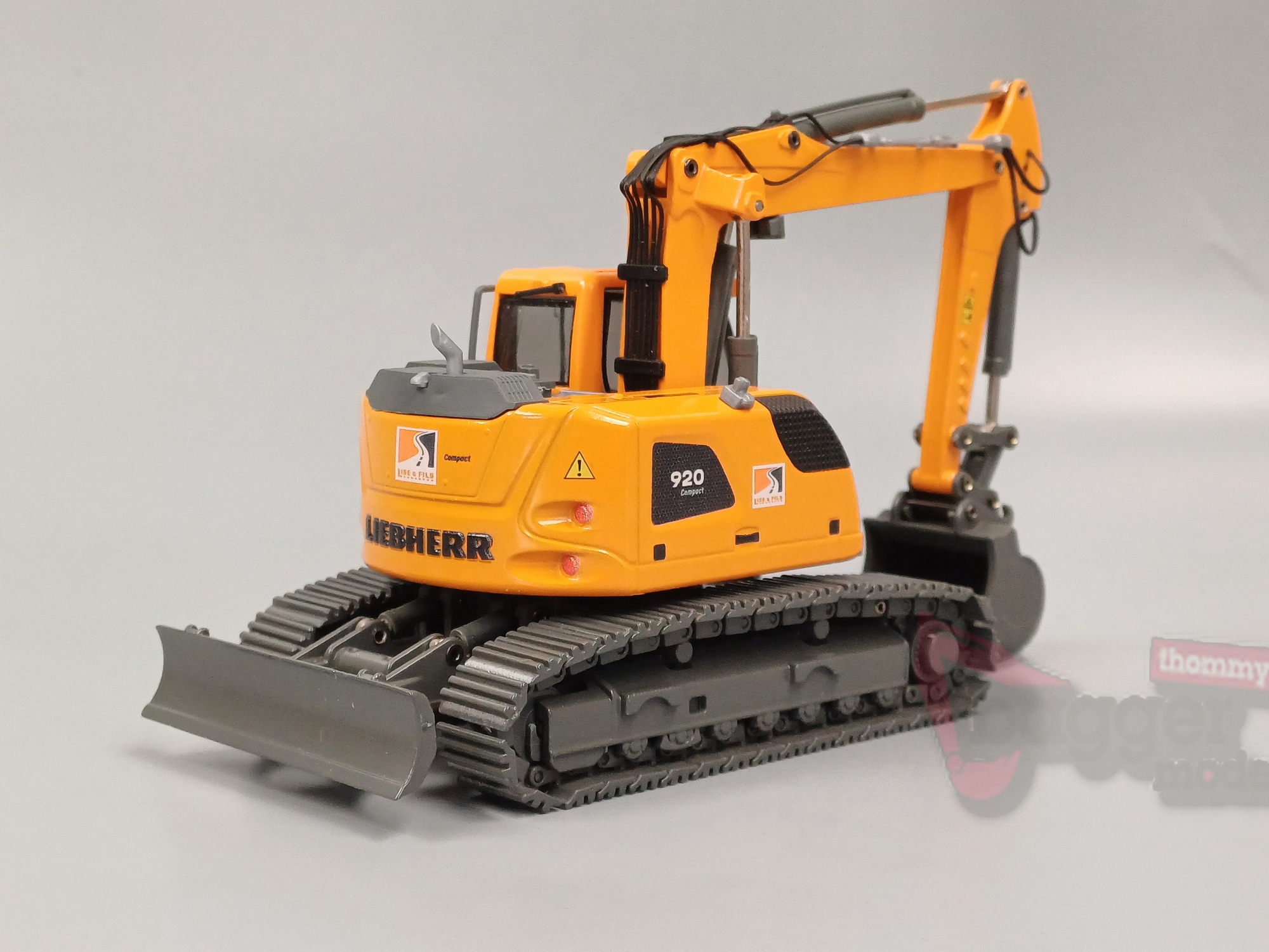 2209-11 - Conrad - Liebherr R920 Compact Raupenbagger "Lise & Fils" 